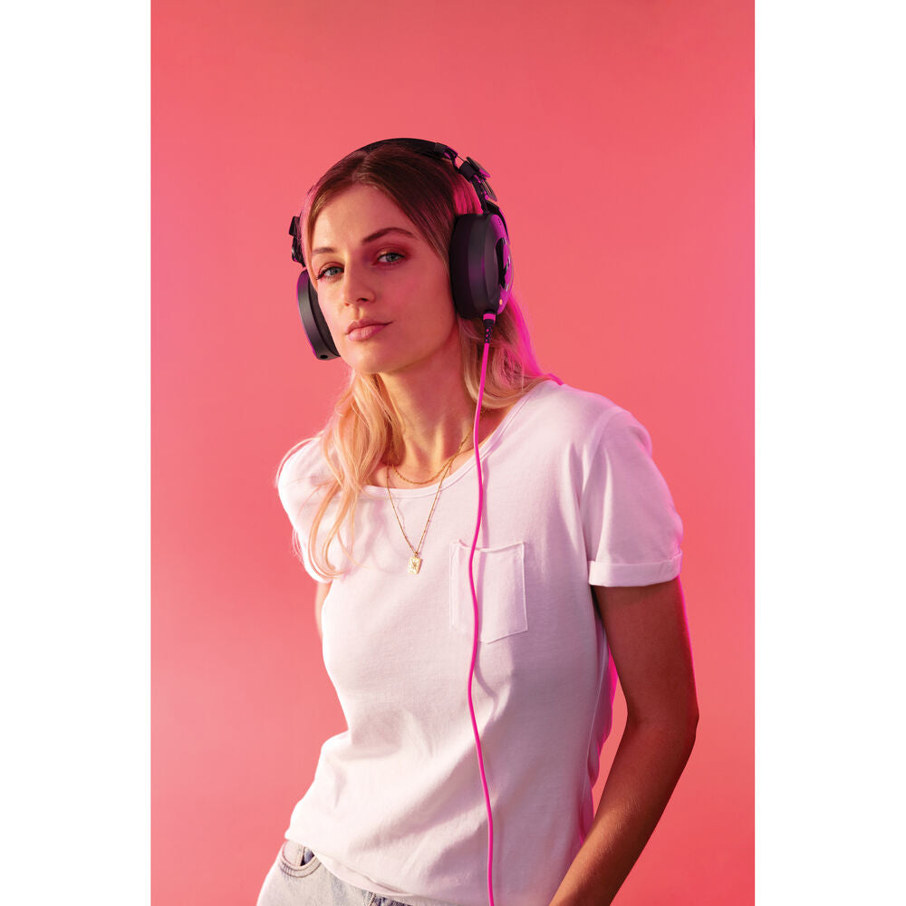 In need of a cable for your RODE NTH-100 Headphones? The NTH 2.4m Cable combines quality with flexibility and comes in a variety of colours.