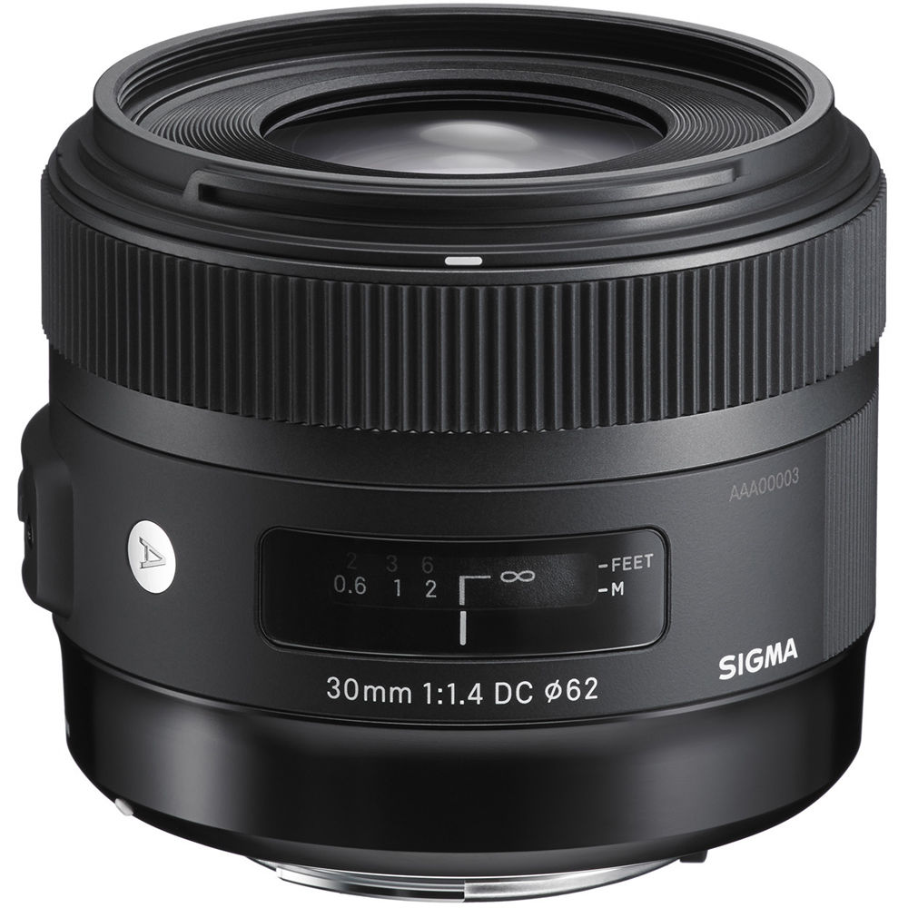 Sigma 30mm f/1.4 Art lens for APS-C DSLR cameras with large aperture