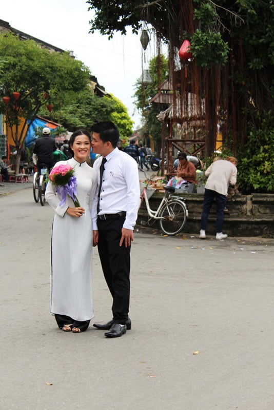 Newlywed couple in Hoi An