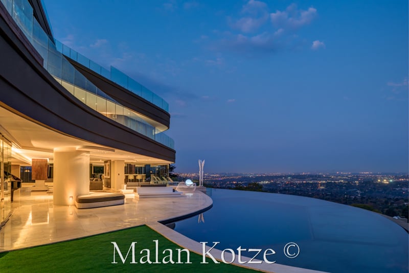 Commercial photograph of the outside of a beautiful house taken by Malan Kotze