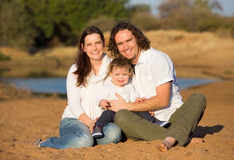 Familie foto op sandbank