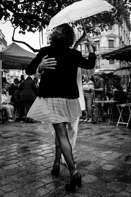 Valérie Jardin photographs a couple dancing in the rain in Paris
