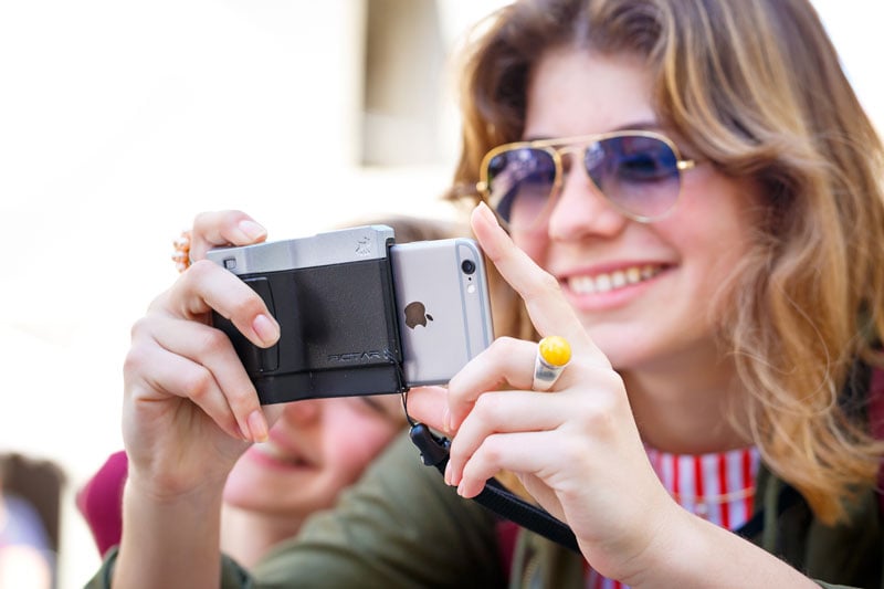 miggo_pictar_girls_5942 Miggo-camera-grip-to-DSLR-your-phone