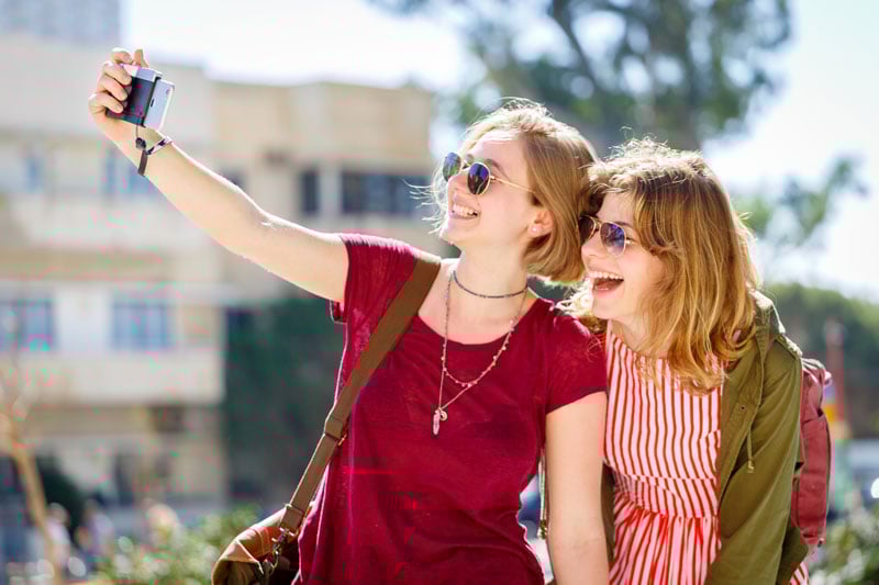 miggo_pictar_girls_6084 Miggo-camera-grip-to-DSLR-your-phone