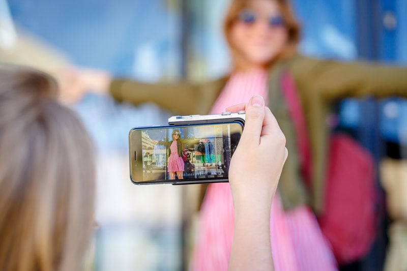 miggo_pictar_girls_6160 Miggo-camera-grip-to-DSLR-your-phone