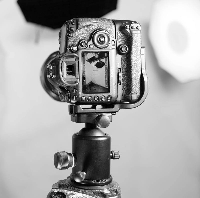 Photograph showing how a Kirk L-Bracket is being used for a portrait shot in studio