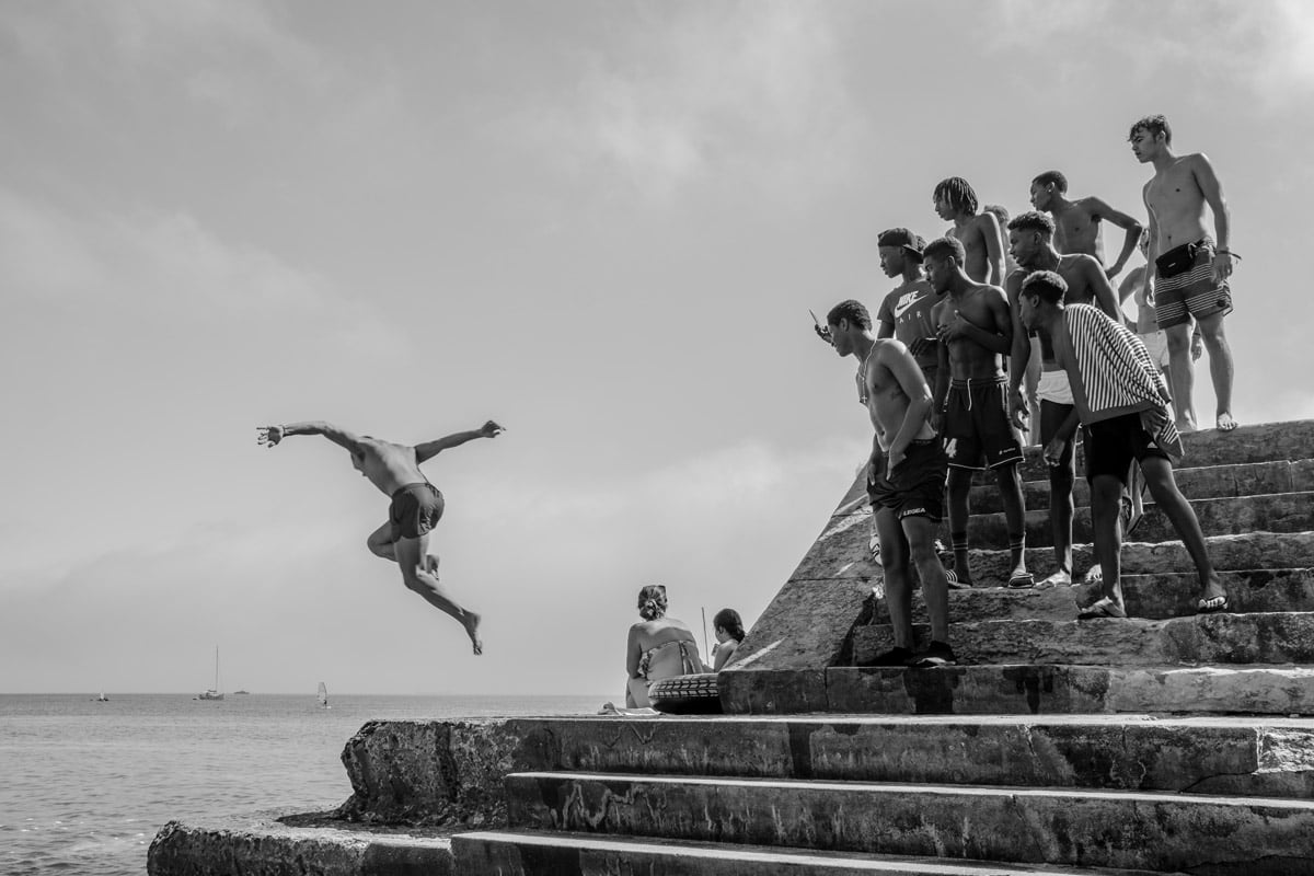 Jaco Venter photographs teens jumping into the ocean