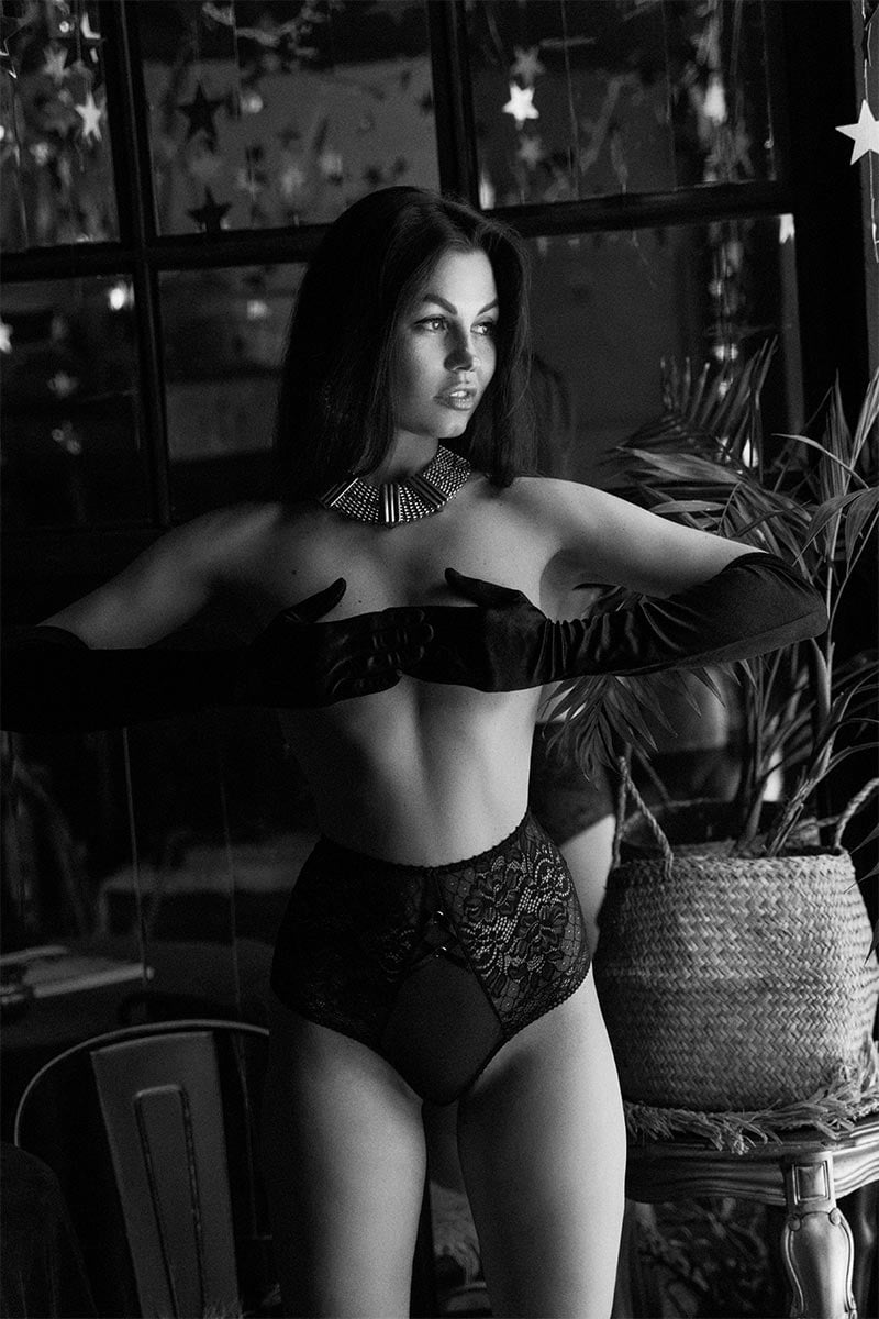 Photographer Serhii Kovbasyuk uses meticulous planning to create one of a kind boudoir photo sessions. His attention to detail leads to authentic results we are obsessed with.