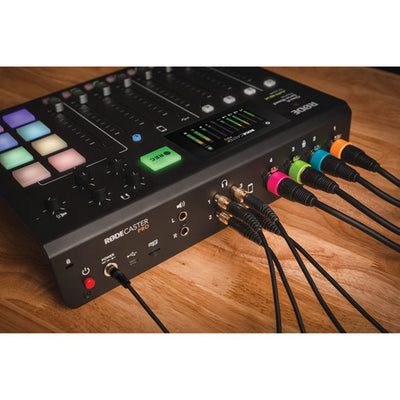 Four high-quality adaptors, ideal for converting and connecting headphones.