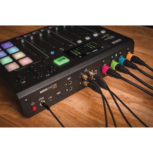 Four high-quality adaptors, ideal for converting and connecting headphones.