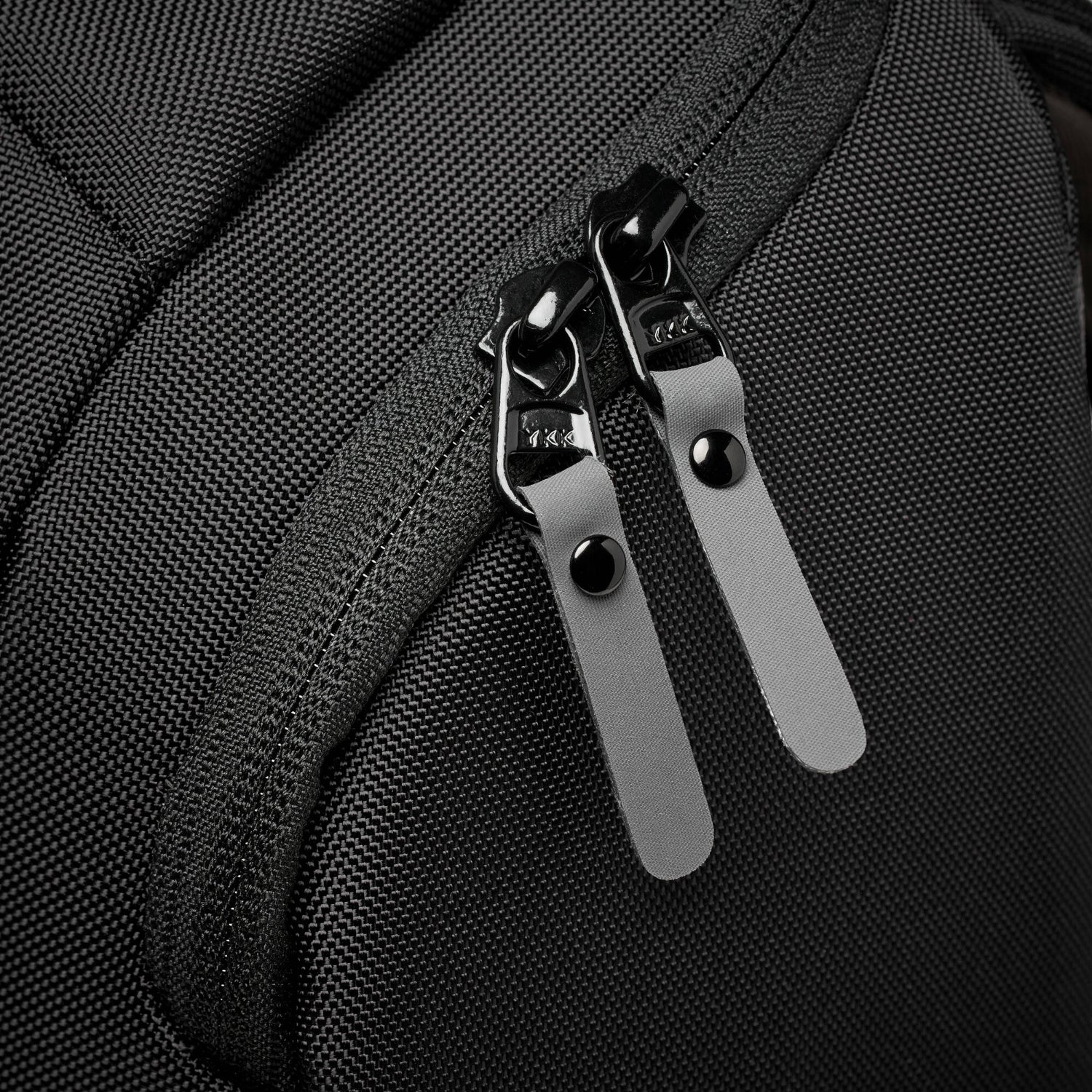 Manfrotto Advanced Fast Backpack III. Double side access to the main compartment ready for any adventure and moment.