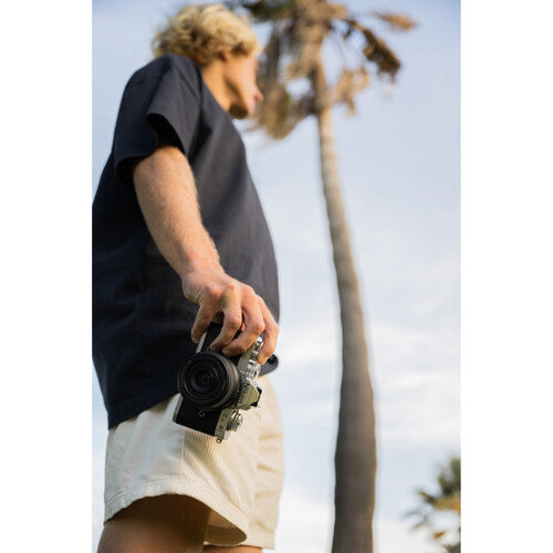 Low-light performance, close-up detail and faster shutter speeds for APS-C cameras. Helps photographers and vloggers to create content that stands out.