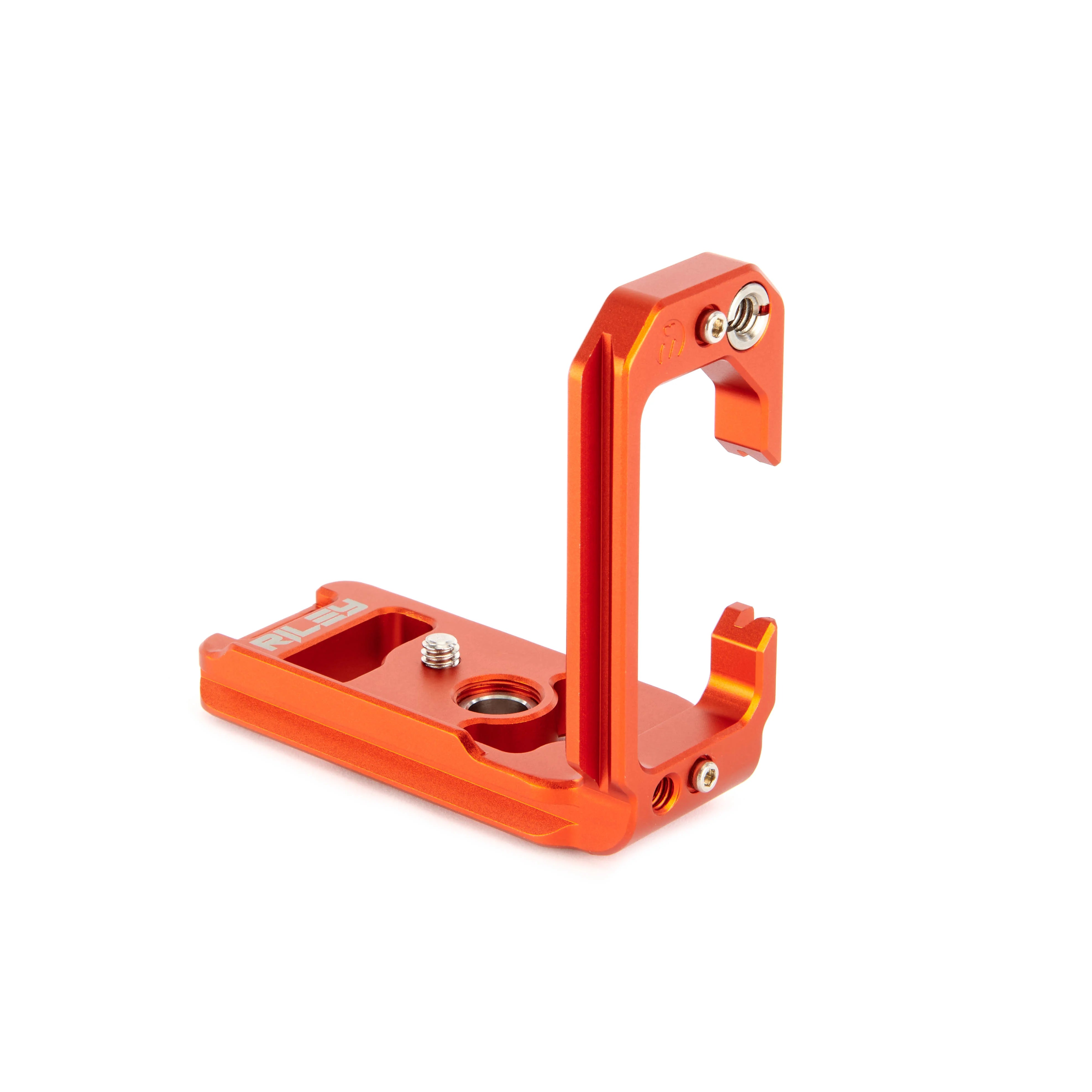 3‑Legged‑Thing Riley QD L‑bracket for Canon R7 in copper finish—Arca‑Swiss compatible, quick‑detach port, full access to battery and side ports, vertical screen cut‑out, dual accessory threads.