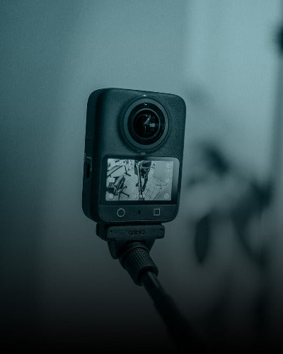 Action camera with screen displaying a map on a dark background
