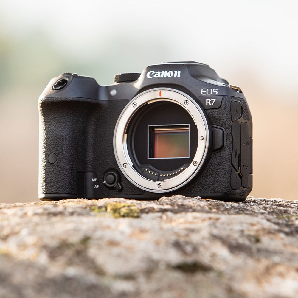 Canon EOS R7 Mirrorless Camera – Outdoorphoto - Main Image