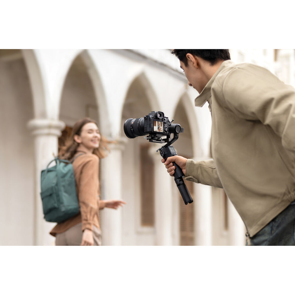 A lightweight, handheld stabiliser with a powerful build, designed to support mirrorless cameras and provide excellent stabilisation performance.