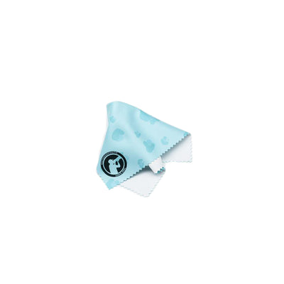 The Outdoorphoto microfibre lens cleaning cloth is made of a very soft and fine fabric that makes it perfect for cleaning optical equipment like lenses.

