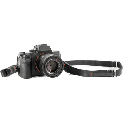 Peak Design Leash ultralight black camera strap, adjustable 83-145 cm, strong nylon webbing, quick-connect anchors rated for 90kg, versatile as sling, neck strap, safety tether, or video stabilizer.