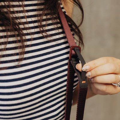 Lightweight and versatile Peak Design Leash camera strap, featuring quick-adjust aluminium hardware, compact design and anchors rated to 90kg. 