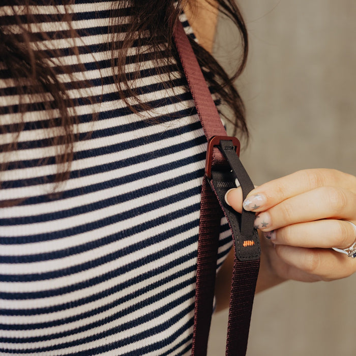 Lightweight and versatile Peak Design Leash camera strap, featuring quick-adjust aluminium hardware, compact design and anchors rated to 90kg. 