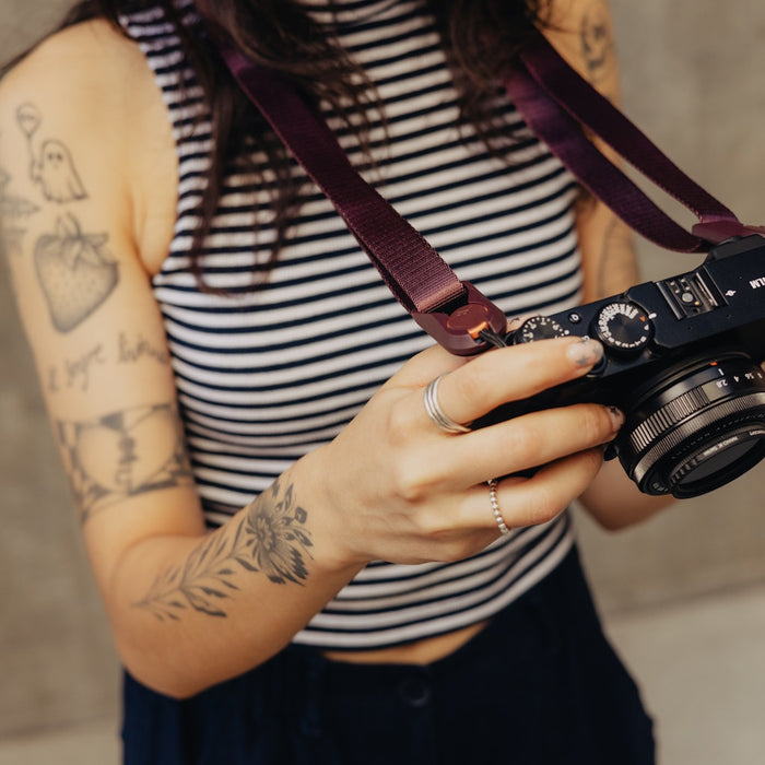 Lightweight and versatile Peak Design Leash camera strap, featuring quick-adjust aluminium hardware, compact design and anchors rated to 90kg. 