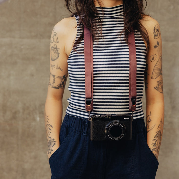 Lightweight and versatile Peak Design Leash camera strap, featuring quick-adjust aluminium hardware, compact design and anchors rated to 90kg. 