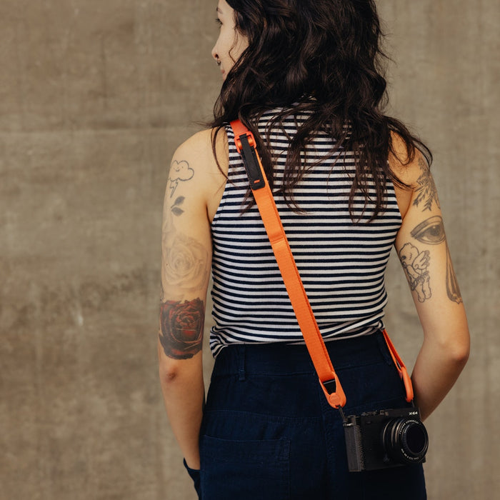 Lightweight Peak Design Leash camera strap with quick-adjust aluminium hardware, 83–145 cm length and 90 kg anchor strength - ideal for minimalist photography.