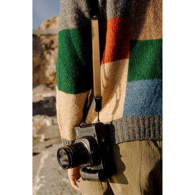 Peak Design Leash camera strap in Coyote color, adjustable length 83-145 cm, ultralight nylon webbing with leather accents, quick-release anchors rated for 90kg, versatile for sling, neck, shoulder, or cross-body use.