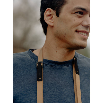 Peak Design Leash camera strap in Coyote color, adjustable length 83-145 cm, ultralight nylon webbing with leather accents, quick-release anchors rated for 90kg, versatile for sling, neck, shoulder, or cross-body use.