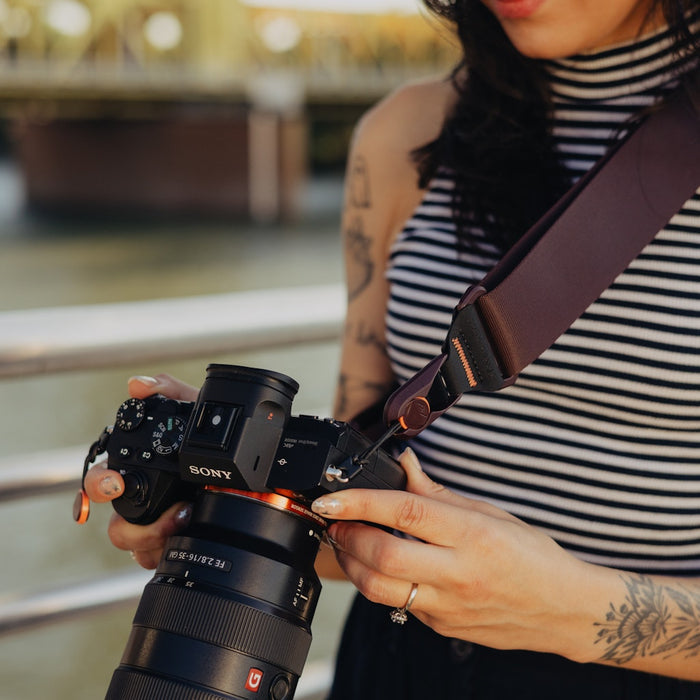 Carry your camera in comfort with the versatile Peak Design Slide Camera Strap, adjustable from 99–145 cm with secure anchors and padded, non-slip design.