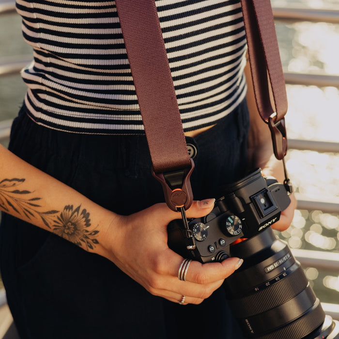 Versatile camera strap in Eclipse Purple with quick-release anchors, adjustable 99–145 cm length and 90.7 kg capacity for secure, comfortable carry.