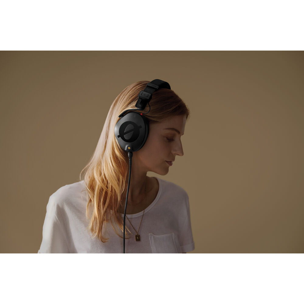 Compliment your RODE NTH-100 Professional Headphones with a black NTH 2.4 m cable. Designed for content creators, podcasters and streamers.