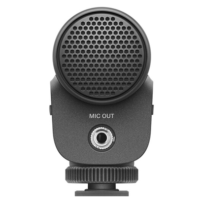 Sennheiser MKE 400 II – a compact on-camera shotgun microphone delivering directional audio capture with built-in wind protection and shock absorption.