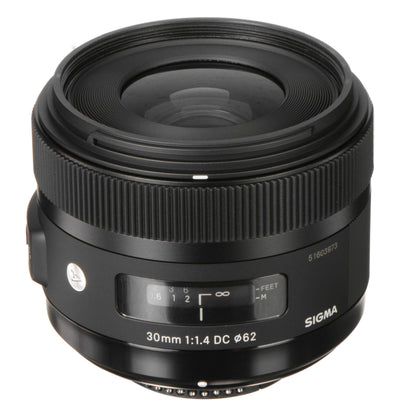 Sigma 30mm f/1.4 Art lens for APS-C DSLR cameras with large aperture