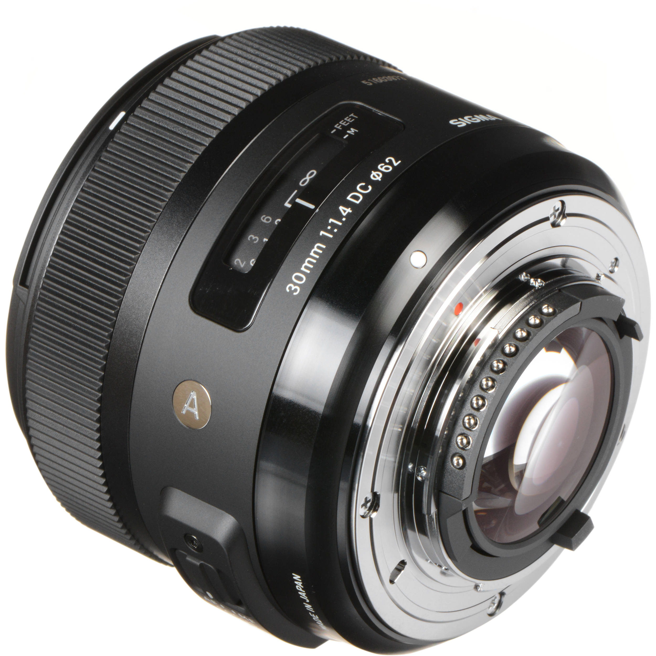 Sigma 30mm f/1.4 Art lens for APS-C DSLR cameras with large aperture