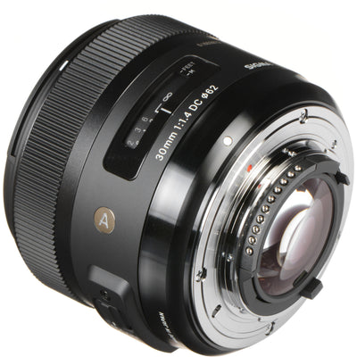Sigma 30mm f/1.4 Art lens for APS-C DSLR cameras with large aperture