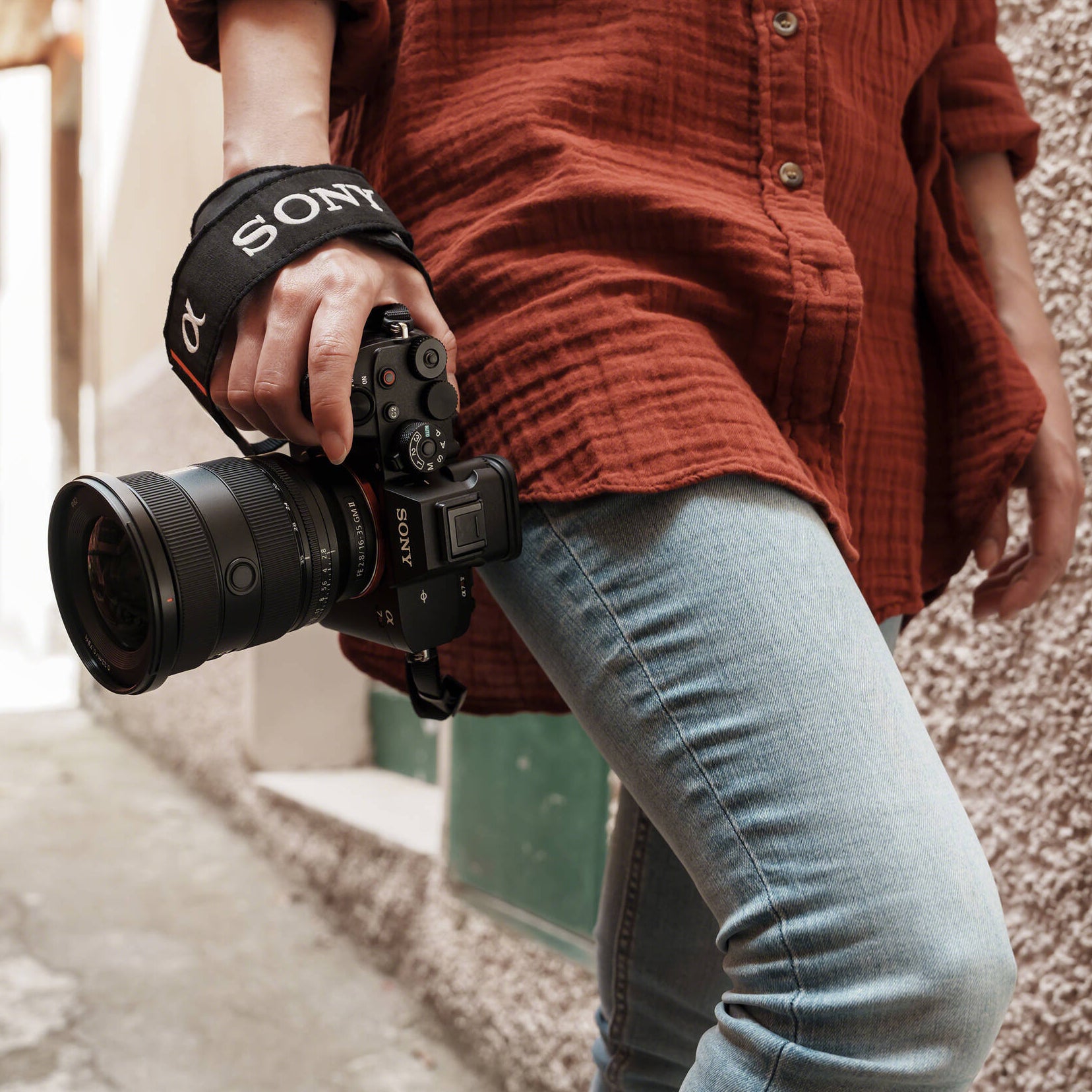 Sony FE 16-35mm f/2.8 GM II Lens – premium wide-angle zoom with constant f/2.8 aperture, fast AF, and refined G Master optics for landscapes, architecture, and cinematic video.
