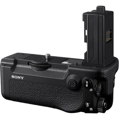 Sony VG-C6 grip on α7R VI with dual battery support and vertical controls.