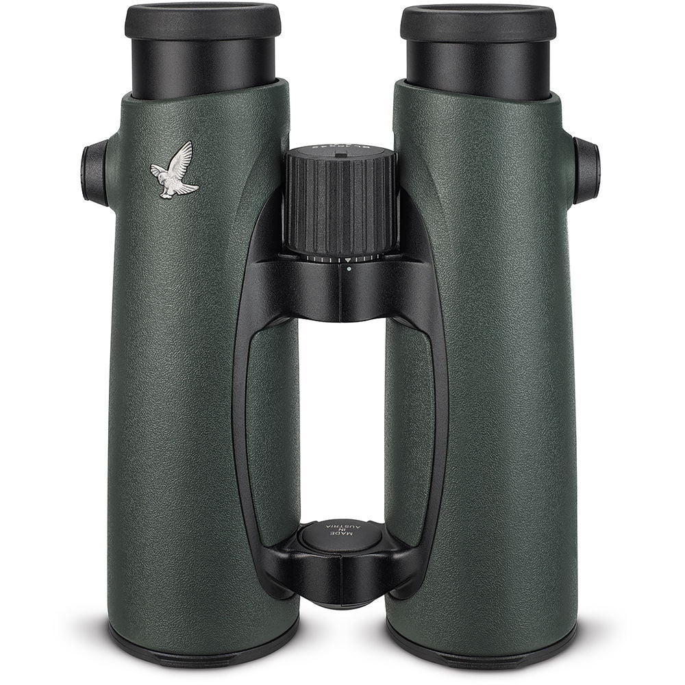 These binoculars offer strong magnification and excellent sharpness perfect for observing over long distances or at twilight.