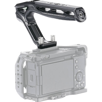 A top handle perfect for adding accessories to your camera cage and that easily adapts to multiple photography scenarios. 