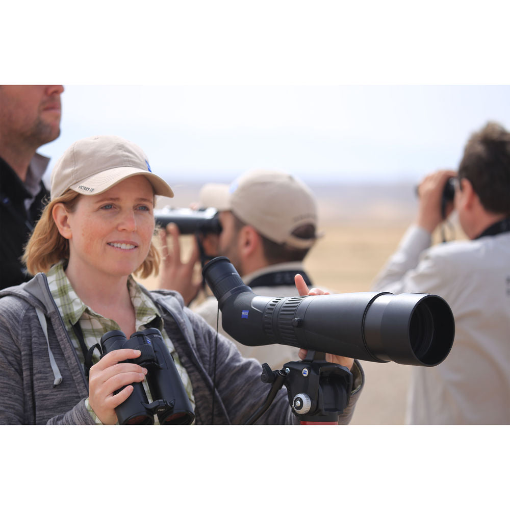 This quality 95mm spotting scope produces a crisp and clear wide-angle view making it ideal for birders and nature enthusiasts.