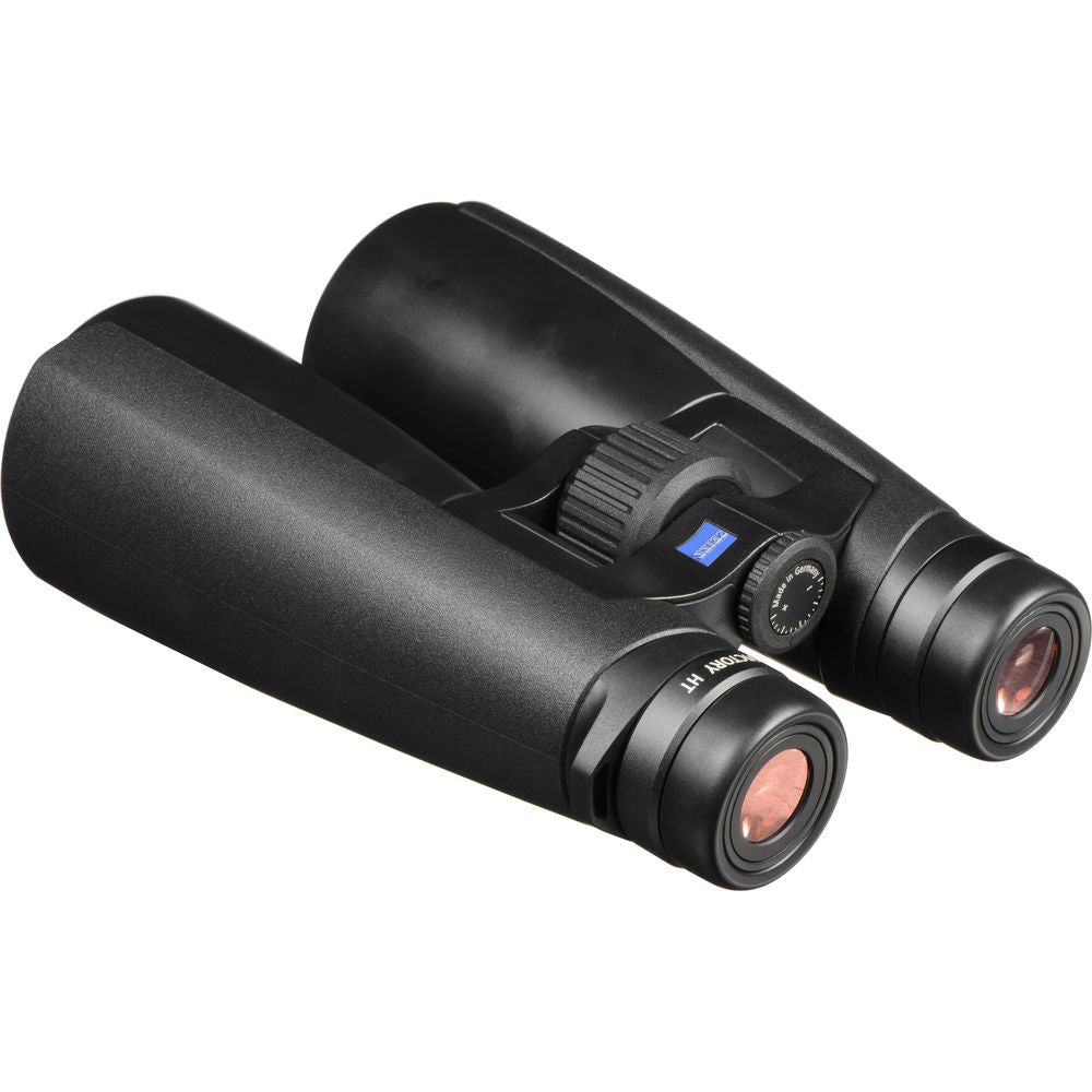 10x54 Victory is the most powerful binoculars for observing outdoor wildlife at night thanks to a light transmission of 95% and large exit pupils.
